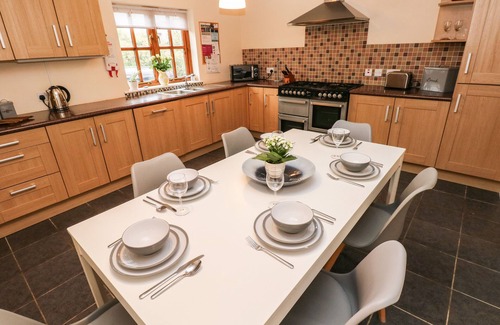 Penycwm Cabaña | TY RHOSYN, pet friendly, with open fire in Solva