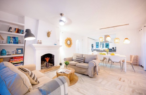 Marbella Villa | Típica casa de playa, mesa de ping pong, piscina climatizada (9mx5m) jardín.