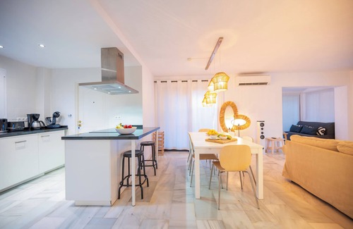 Marbella Villa | Típica casa de playa, mesa de ping pong, piscina climatizada (9mx5m) jardín.
