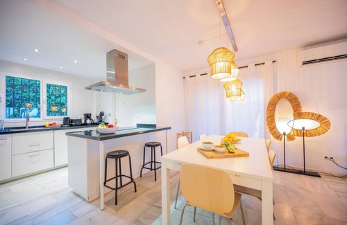 Marbella Villa | Típica casa de playa, mesa de ping pong, piscina climatizada (9mx5m) jardín.