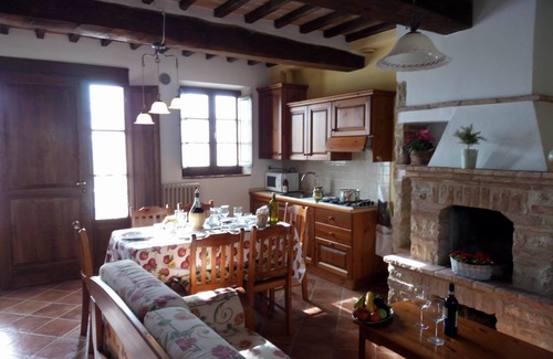 Asciano Apartamento | Típica antigua granja de la Toscana, con pista de tenis y piscina,apartamento Q8
