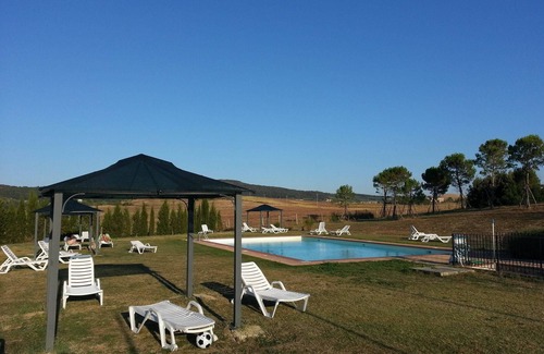 Asciano Apartamento | Típica antigua granja de la Toscana, con pista de tenis y piscina,apartamento Q8