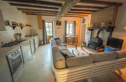 Lussac-Les-Eglises Casa | Rustic house with large garden and communal pool