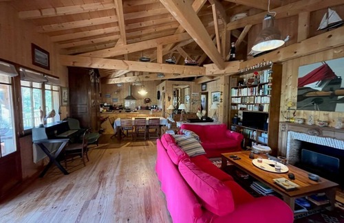 Piraillan Casa | Typical house in a peaceful setting surrounded by pine trees.
