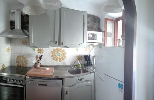 Benabbio Apartamento | Típica casa de pueblo con jardín y terraza en un antiguo pueblo.