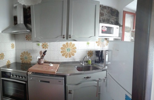 Benabbio Apartamento | Típica casa de pueblo con jardín y terraza en un antiguo pueblo.