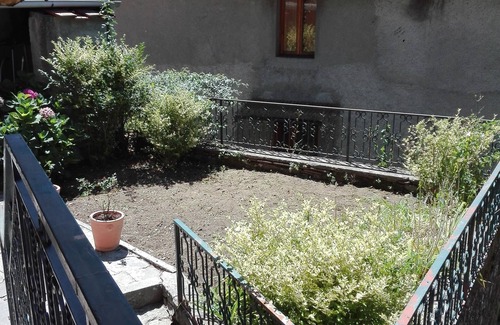 Benabbio Apartamento | Típica casa de pueblo con jardín y terraza en un antiguo pueblo.