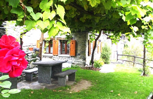Foroglio Casa | Typical rustico in the rear Maggia Valley on a sunny hillside on the edge of the village