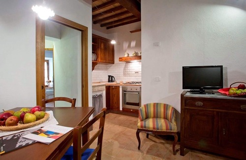 Monticiano Apartamento | Típica residencia toscana en un antiguo pueblo a las afueras de Siena