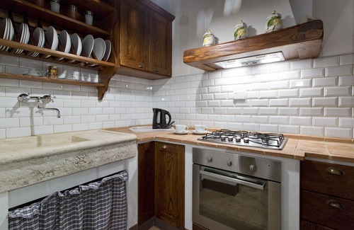 Monticiano Apartamento | Típica residencia toscana en un antiguo pueblo a las afueras de Siena