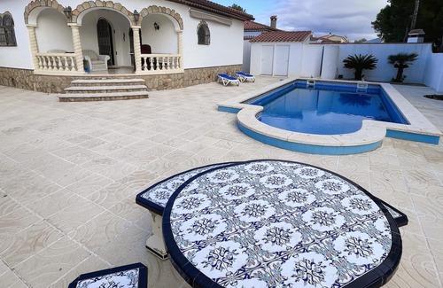 Miami Platja Chalet De Esquí | Típica villa con piscina privada en Miami Platja!