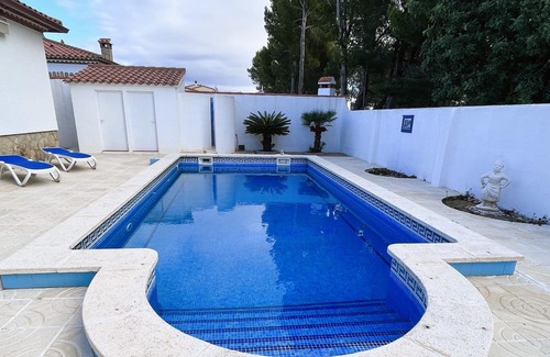 Miami Platja Chalet De Esquí | Típica villa con piscina privada en Miami Platja!