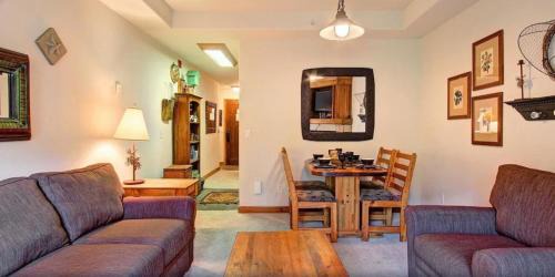 Four O'Clock Apartamento | Tyra Riverbend 111 condo
