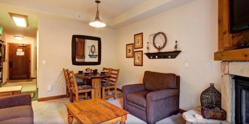 Four O'Clock Apartamento | Tyra Riverbend 111 condo