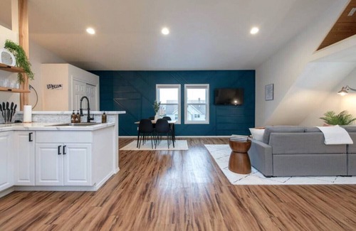 Logan Apartamento | U-District Loft near GU w/ Self Check-in & Wifi!