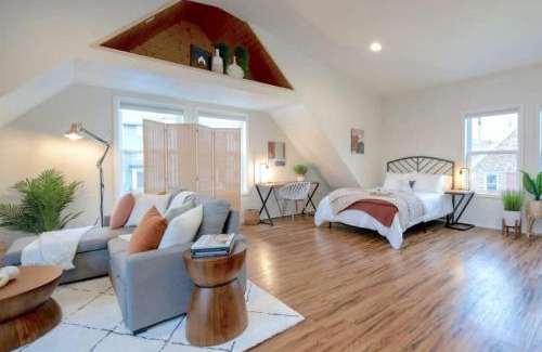 Logan Apartamento | U-District Loft near GU w Self Check-in and Wifi