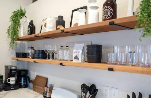 Logan Apartamento | U-District Loft near GU w Self Check-in and Wifi