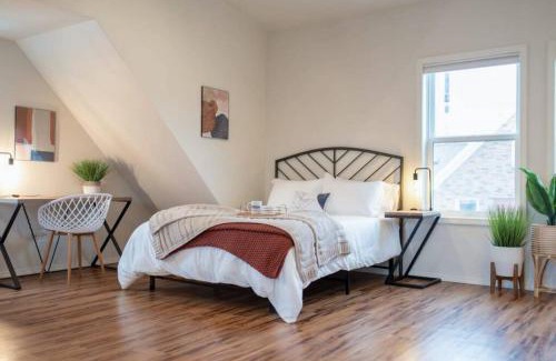 Logan Apartamento | U-District Loft near GU w Self Check-in and Wifi