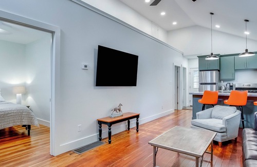South Louisville Casa | U of L football and horse racing; Walkable!