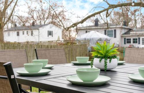 Saint Marys  Saint Joseph County Casa | U of ND Oasis Cozy Minimalist 4bd with Outdoor Deck and Playground