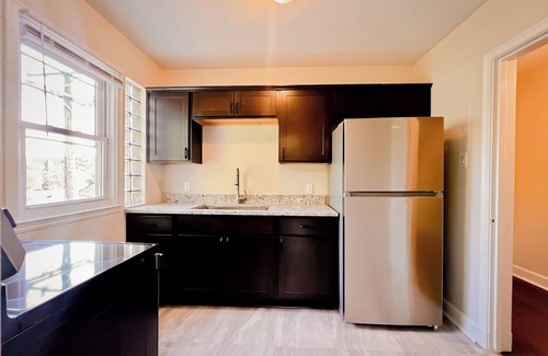 Oakmont Apartamento | U.S Open Rental, Historical apartment 1/2 block from Oakmont restaurants & bars
