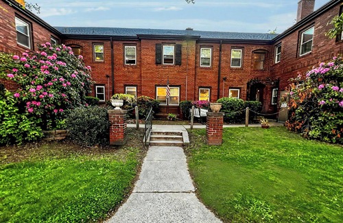 Oakmont Apartamento | U.S Open Rental, Historical apartment 1/2 block from Oakmont restaurants & bars