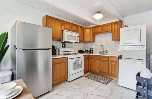 Poets Corner Apartamento | UC Proximity - Cozy City Stay - Free Parking Spot