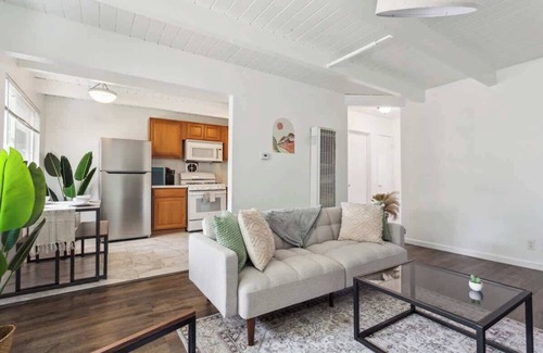 Poets Corner Apartamento | UC Proximity - Cozy City Stay - Free Parking Spot