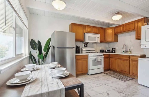 Poets Corner Apartamento | UC Proximity - Cozy City Stay - Free Parking Spot