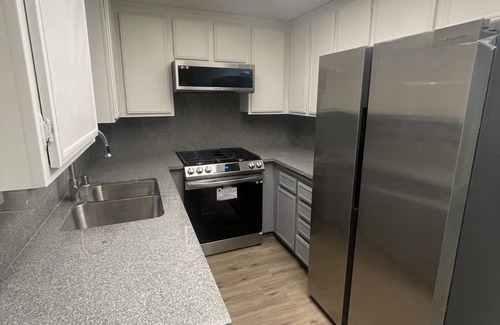 West Los Angeles Condominio | UCLA adj 2-bedroom pet friendly condo in Westwood, Los Angeles with pool