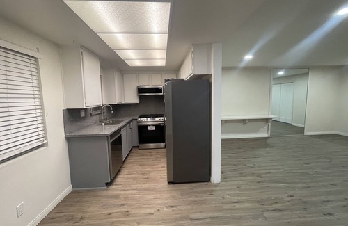 West Los Angeles Condominio | UCLA adj 2-bedroom pet friendly condo in Westwood, Los Angeles with pool