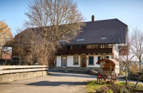 Meikirch Casa | Uelis-Stöckli-Gästezimmer auf Bauernhof mit Billiard und Alpakatrekking