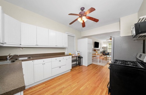 Tri-Taylor Apartamento | UIC / Little Italy - Adorable 2 Bed 1 Bath Apt - FREE PARKING & IN-UNIT WASH/DRY