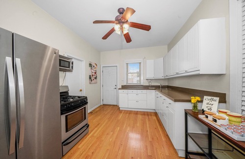 Tri-Taylor Apartamento | UIC / Little Italy - Adorable 2 Bed 1 Bath Apt - FREE PARKING & IN-UNIT WASH/DRY