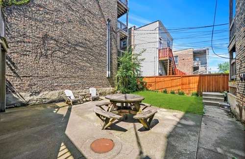 Tri-Taylor Apartamento | UIC / Little Italy - Adorable 2 Bed 1 Bath Apt - FREE PARKING & IN-UNIT WASH/DRY