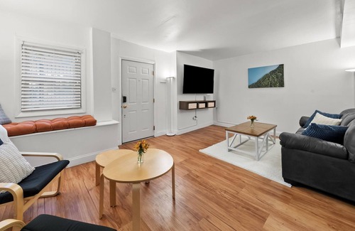 Tri-Taylor Apartamento | UIC / Little Italy - Delightful 1 Bed 1 Bath Apt FREE PARKING & IN-UNIT WASH/DRY