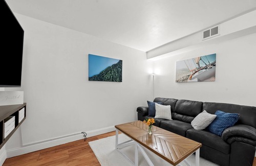 Tri-Taylor Apartamento | UIC / Little Italy - Delightful 1 Bed 1 Bath Apt FREE PARKING & IN-UNIT WASH/DRY