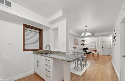 Tri-Taylor Apartamento | UIC / Little Italy - Delightful 1 Bed 1 Bath Apt FREE PARKING & IN-UNIT WASH/DRY