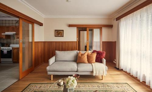 Bell Post Hill Casa | Ultimate 70s Charm near Geelong Waterfront and CBD