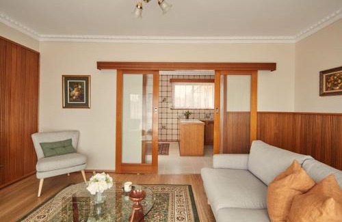 Bell Post Hill Casa | Ultimate 70s Charm near Geelong Waterfront and CBD