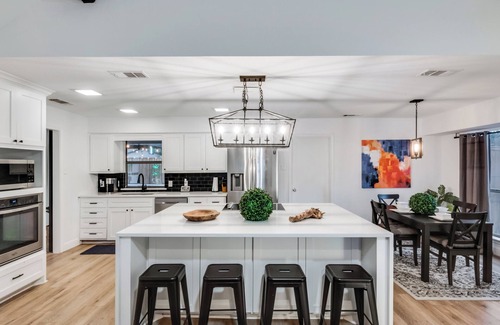 Southwest Carrollton Casa | Ultimate Comfort & Modern Elegance in our Renovated Pool House with Hot Tub