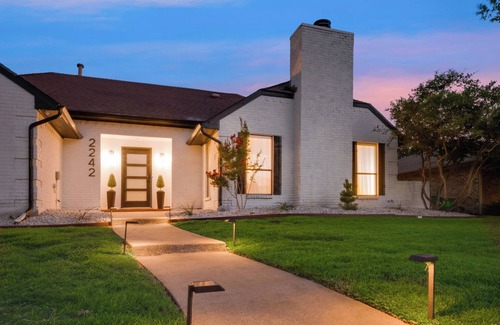 Southwest Carrollton Casa | Ultimate Comfort & Modern Elegance in our Renovated Pool House with Hot Tub
