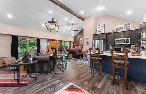 Branson Cabina | The Ultimate Couples' Escape w/ Hot Tub & Firepit