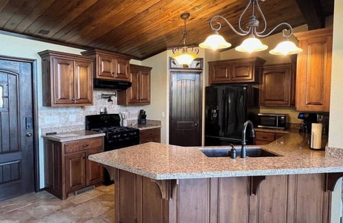 Mount Judea Casa | Ultimate Entertaining Modern Lodge Privacy & Views
