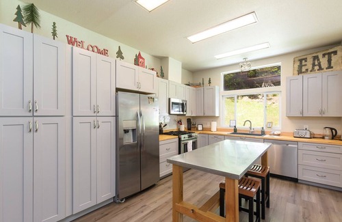 McKinleyville Casa | 🌲 Ultimate Family Getaway! Bigfoots Hideaway in the Heart of the Redwoods!🌲