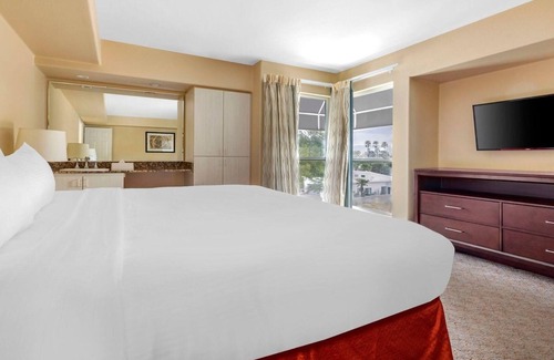 Canyon Corridor Complejo | Ultimate Family Getaway at Palm Canyon Resort, a Hilton Vacation Club- 2 Bedroom