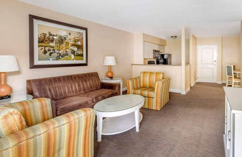 Canyon Corridor Complejo | Ultimate Family Getaway at Palm Canyon Resort, a Hilton Vacation Club- 2 Bedroom