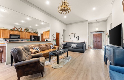 Branson West Casa | ULTIMATE Family Reunion! 5min to SDC ▪ Game Room ▪ Golf ▪ 3 Pools ▪ Pool Table