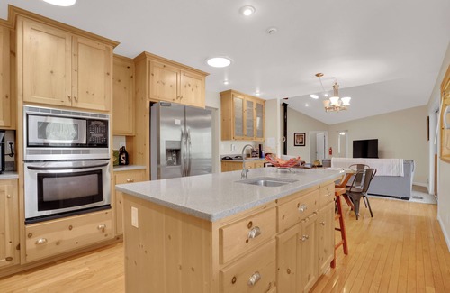 Mariposa Cabina | A Large Home with Mountain Views