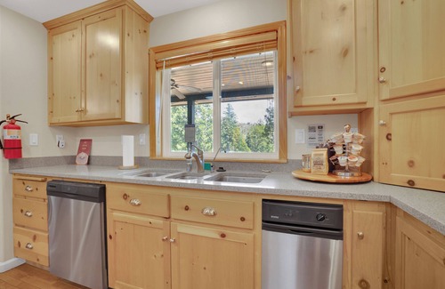 Mariposa Cabina | A Large Home with Mountain Views